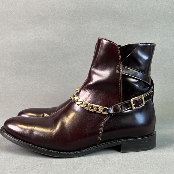 Burberry burgundy bootie size zip gold chain. Leather lining. Gently worn Size39 - Picture 2 of 14